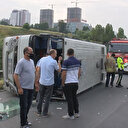 TEM'de servis minibüsü devrildi: Çok sayıda yaralı var