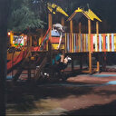 İstanbul'da maskeyi gözlerine takıp çocuk parkında körebe oynadılar