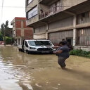 İzmir'de göle dönen sokakta bir vatandaş birikintiye olta attı