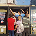 İstanbul'da minibüslerde maskeli izdiham: Kapılardan sarkanlar, fazla yolcudan yan yatan araçlar