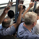 İstanbulluların en önemli ulaşım aracı olan metrobüslerde adım atacak yer kalmadı: Sosyal mesafesiz yolculuk etmek zorunda kaldılar