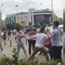 Kadıköy'de bir kadına laf atarak rahatsız eden kişi vatandaşlardan meydan dayağı yedi