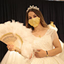 Gelinlerin yeni modası altın işlemeli maske: 14 bin liradan satılıyor