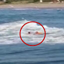 Serinlemek için denize giren fındık işçisini, tatilciler son anda boğulmaktan kurtardı
