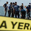 Denizde hareketsiz halde yatan kişiyi görünce polisi aradılar