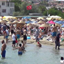 Sıcak havayı gören denize koştu: Silivri plajında maske ve sosyal mesafe unutuldu