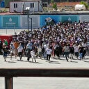 Ada vapurunda yer kapmak isteyen vatandaşlar ilginç görüntüler oluşturdu