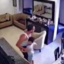 Lübnanlı babanın patlama anında oğlunu korumaya çalıştığı anlar kamerada