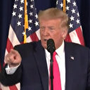 Trump gazetecinin sorusuna öfkelenerek kürsüyü terk etti
