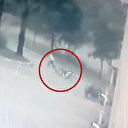 Acemi hırsız kamerada: Çaldığı motosikletle yokuşu çıkamayınca bırakıp kaçtı