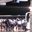 Asker uğurlamasında uyarılara aldırış edilmiyor: Arkadaşlarını havaya atarak otobüse bindirdiler