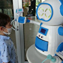 Koronavirüs savaşçısı robot: Bir elinde ateş ölçer, diğer elinde dezenfektan