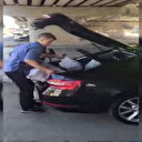 Sırtında çuval taşıyan yaşlı adamın yardımına emniyet müdürü koştu