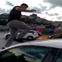 Alibeyköy'de trafik magandası tartıştığı kadın sürücünün araç kaputuna çıkarak camlarını kırdı