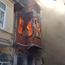 Beyoğlu'nda yangın paniği, mahalleli kendini sokağa attı