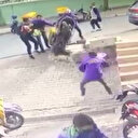 Gaziosmanpaşa’da kuryenin yaptığı şaka arkadaşını canından ediyordu