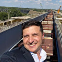 Ukrayna Devlet Başkanı Zelenskiy, Türk şirketinin yaptığı köprü inşaatında 'selfie' çekti