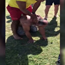 Antalya'da vatandaşlar, röntgenci olduğu iddia edilen kişiyi önce dövüp sonra polise teslim etti