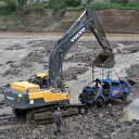 Giresun'da suya gömülen jandarma aracı iş makinesiyle çıkarıldı
