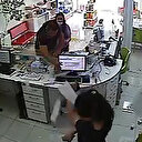 Eczane çalışanlarına saldıran müşteri güvenlik kamerasında