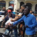 Arkadaşının eşini otele çağırdığı iddia edilen adama meydan dayağı