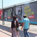 Yeşilçam’ın unutulmaz isimlerinin yer aldığı afişleri gören maskesini takıyor