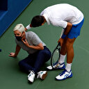 Novak Djokovic'in sinirlenip kenara attığı top, çizgi hakeminin boğazına geldi