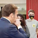 Öğrencilere korona tedbirlerini anlatan Macron maskesini çıkarıp öksürdü