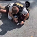 ABD polisi yere yatırdığı siyahi adamı acımasızca yumrukladı