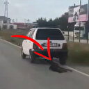 Cani adam, aracına bağladığı köpeği metrelerce sürükledi