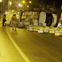 Mersin'de kovan yüklü kamyonet devrildi, kızgın arılar yolu trafiğe kapadı