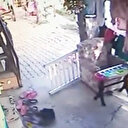 İstanbul'da hissedilen 4.2'lik deprem anı güvenlik kameralarına yansıdı