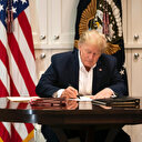 Boş kağıtları imzalayan Trump alay konusu oldu