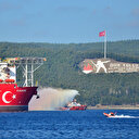 Kanuni sondaj gemisi Çanakkale Boğazı'ndan geçişine başladı: Vatandaşlar sahilde Türk bayrakları ile gemiyi selamladı