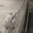 Şehit Esma Çevik'in babaevine asılan Türk bayrağının ipini kopararak yere atan kadın kamerada