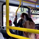 Otobüste yüzüne tüküren kadını iterek dışarı attı