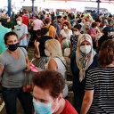 Pazardaki kalabalık vatandaşı da şaşırttı: Sanki korona partisine geldik