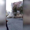 İzmir'de çöken bina saniye saniye görüntülendi