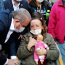 En acı bekleyiş: Dört kızı enkaz altında kalan anne çocuklarının oyuncağına sarıldı