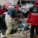 İzmir'de 30 saat sonra gelen kurtuluş: Bir kadın yaralı şekilde enkaz altından çıkarıldı