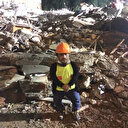 98 santimetre boyu ile 4 gündür enkazda hayat kurtarma mücadelesi veriyor