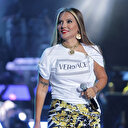 Demet Akalın deprem mağduru 10 aileye yardım edecek