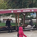 Pandemi şartları altında vatandaş cumayı bank üstünde kıldı