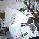 Güvenlik kamerasını fark etti başına poşet geçirdi