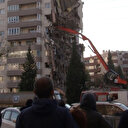 İzmir'de yıkılan binayı film izler gibi izlediler