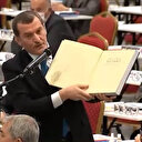 İBB basın kanunu çiğnedi: Kitaplarda mecburi olan sayfaları giyotin ile kestiler