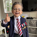 İngiltere’de minik Teddy, Sir Tom Moore kılığına girerek 10 bin sterlinden fazla bağış topladı