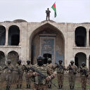 Azerbaycan ordusu, işgalden kurtarılan Ağdam’a Azerbaycan bayrağı dikti