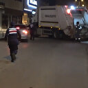 Denetim ekibinden kaçan aracı çöp kamyonu durdurdu