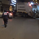 Denetim ekibinden kaçan aracı çöp kamyonu durdurdu